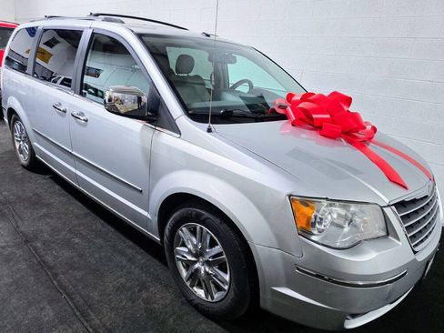 Used 2008 Chrysler Town & Country Limited w/ Entertainment Group #3 FWD image 32
