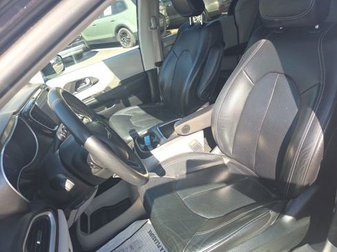 Used 2022 Chrysler Pacifica Touring-L FWD image 7