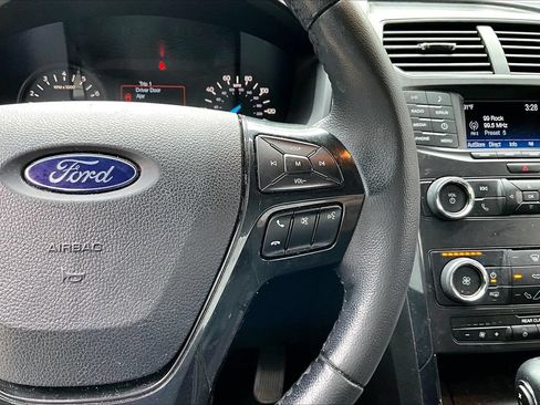 Used 2019 Ford Explorer XLT w/ Class III Trailer Tow Package FWD image 11