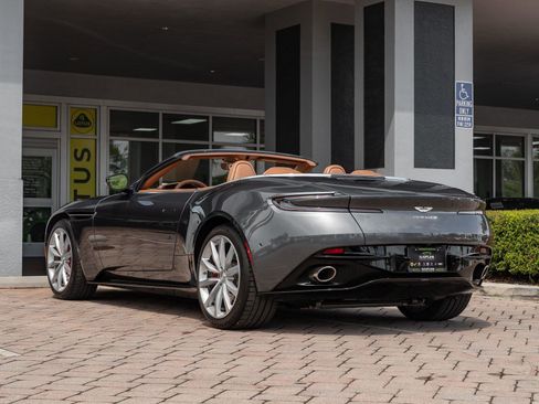Used 2019 Aston Martin DB11 Volante image 40