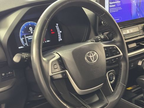 Used 2025 Toyota Grand Highlander AWD image 13