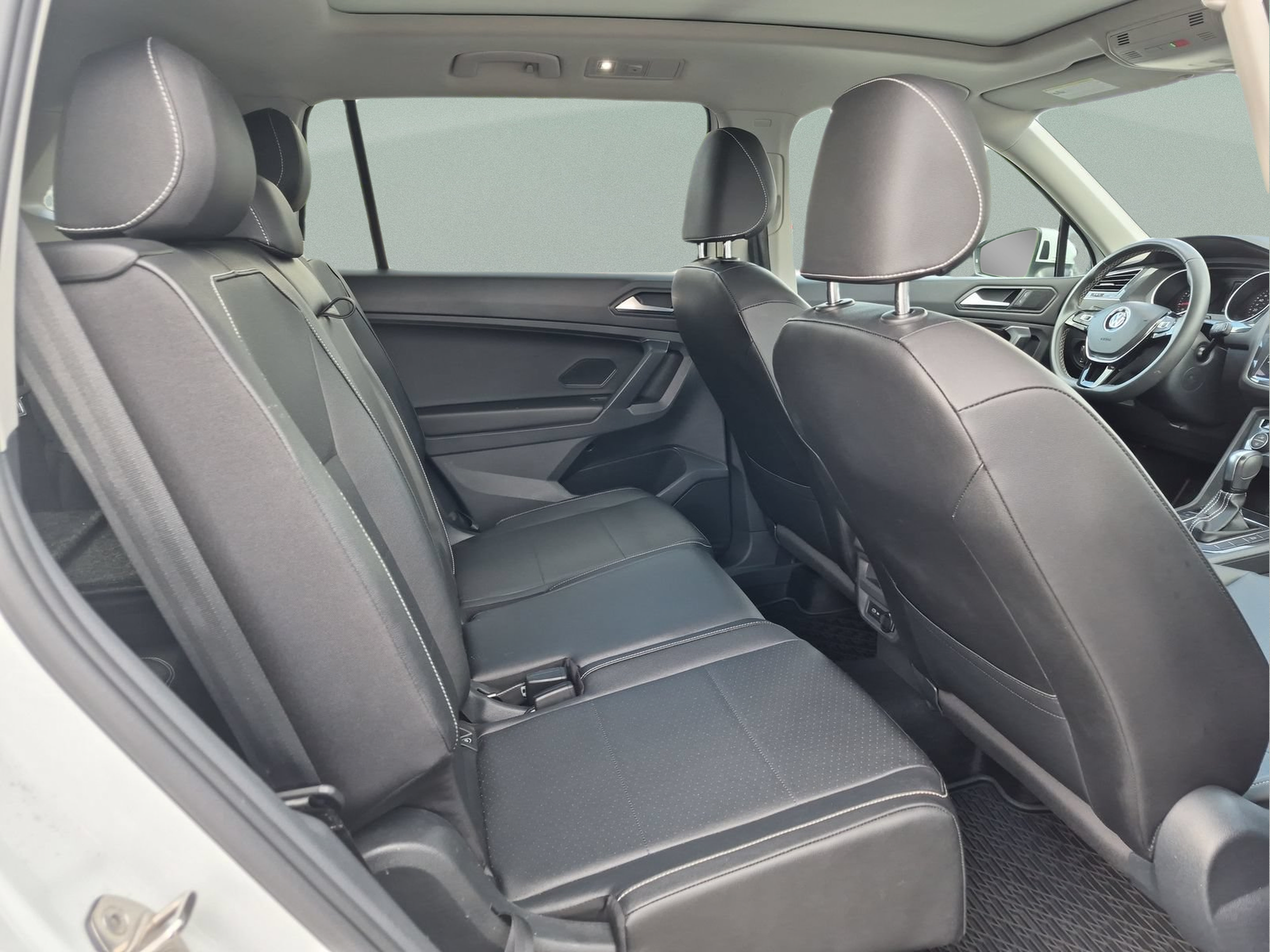 Used 2021 Volkswagen Tiguan SE w/ Panoramic Sunroof Package FWD image 18