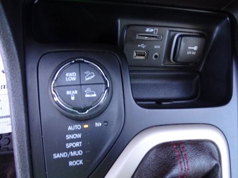 Used 2015 Jeep Cherokee Trailhawk w/ Leather Interior Group AWD/4WD image 28