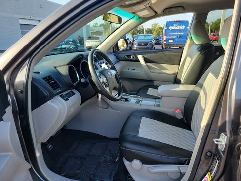 Used 2013 Toyota Highlander 4WD w/ Cold Weather Pkg image 15