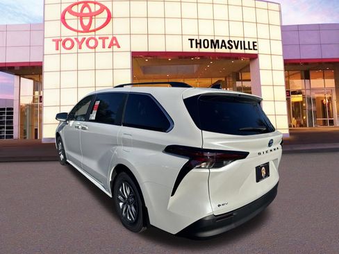 New 2025 Toyota Sienna XLE image 7