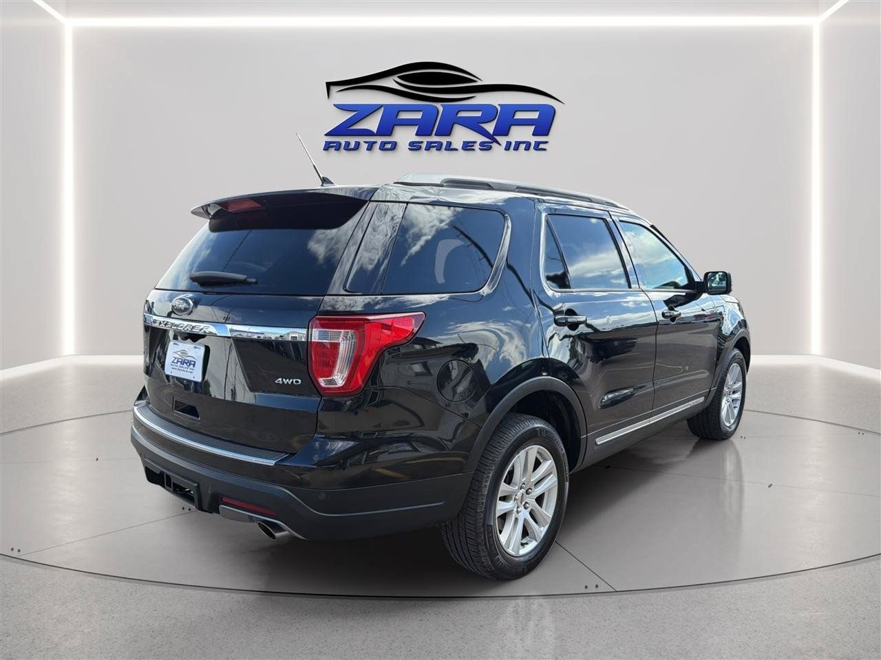 Used 2018 Ford Explorer XLT w/ Equipment Group 202A AWD/4WD image 7