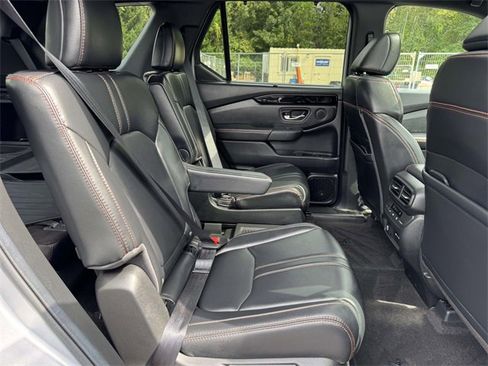 Used 2025 Honda Pilot TrailSport image 8