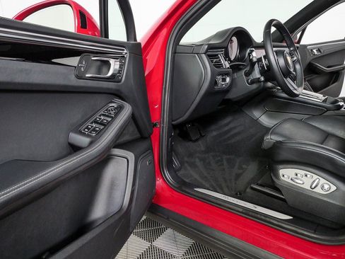 Certified 2022 Porsche Macan S AWD/4WD image 7