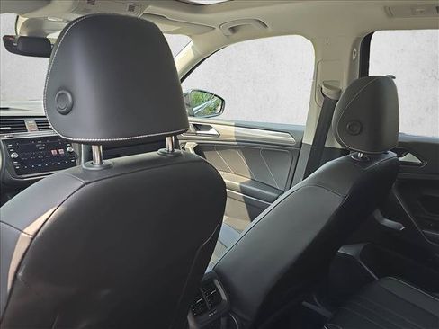Used 2022 Volkswagen Tiguan SE w/ Panoramic Sunroof Package FWD image 16