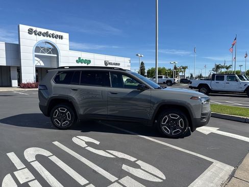 New 2026 Jeep Cherokee Laredo image 4