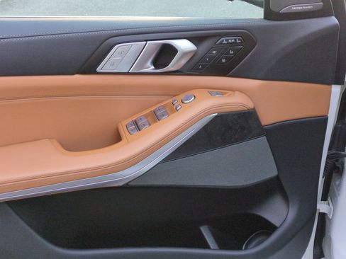 Used 2022 BMW X7 xDrive40i w/ Premium Package image 13