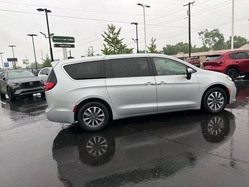 Used 2023 Chrysler Pacifica Touring-L FWD image 6