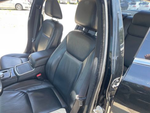 Used 2017 Chrysler 300 Limited RWD image 13