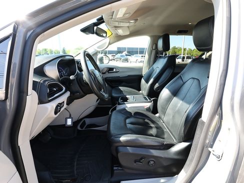 Used 2022 Chrysler Pacifica Touring-L FWD image 12