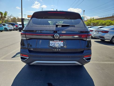 Used 2025 Volkswagen Taos SE w/ Panoramic Sunroof Package image 11