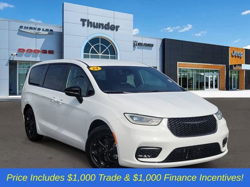 Used 2024 Chrysler Pacifica Limited FWD image 1