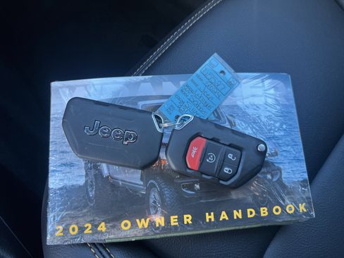 Used 2024 Jeep Wrangler Unlimited Sahara AWD/4WD image 23