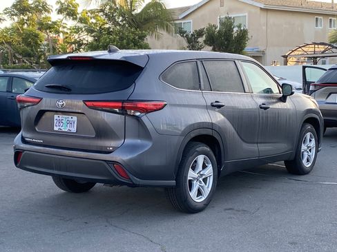 Used 2023 Toyota Highlander LE image 3