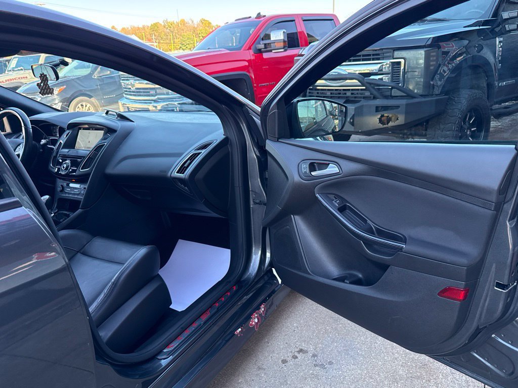 Used 2017 Ford Focus ST w/ Equipment Group 402A FWD image 43