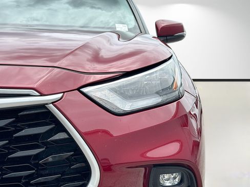 Used 2020 Toyota Highlander LE FWD image 9