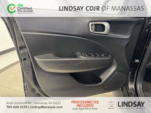 Used 2024 Hyundai Venue SEL image 16