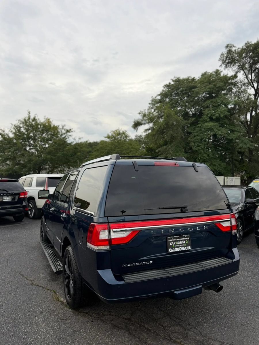 Used 2017 Lincoln Navigator Select AWD/4WD image 3