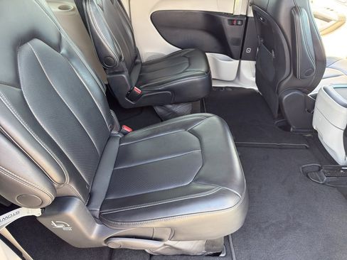 Used 2024 Chrysler Pacifica Touring-L image 31