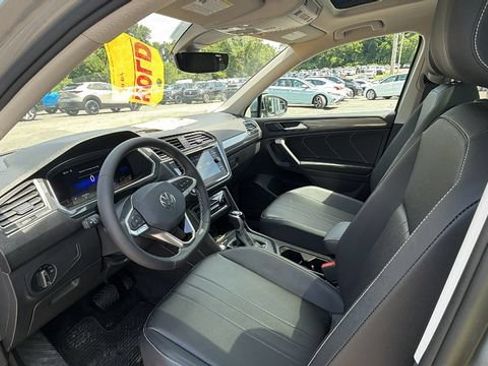 Used 2023 Volkswagen Tiguan SE w/ Panoramic Sunroof Package AWD/4WD image 17