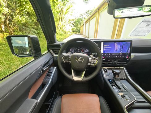 Used 2025 Lexus GX 550 w/ Accessory Package (2T) AWD/4WD image 44