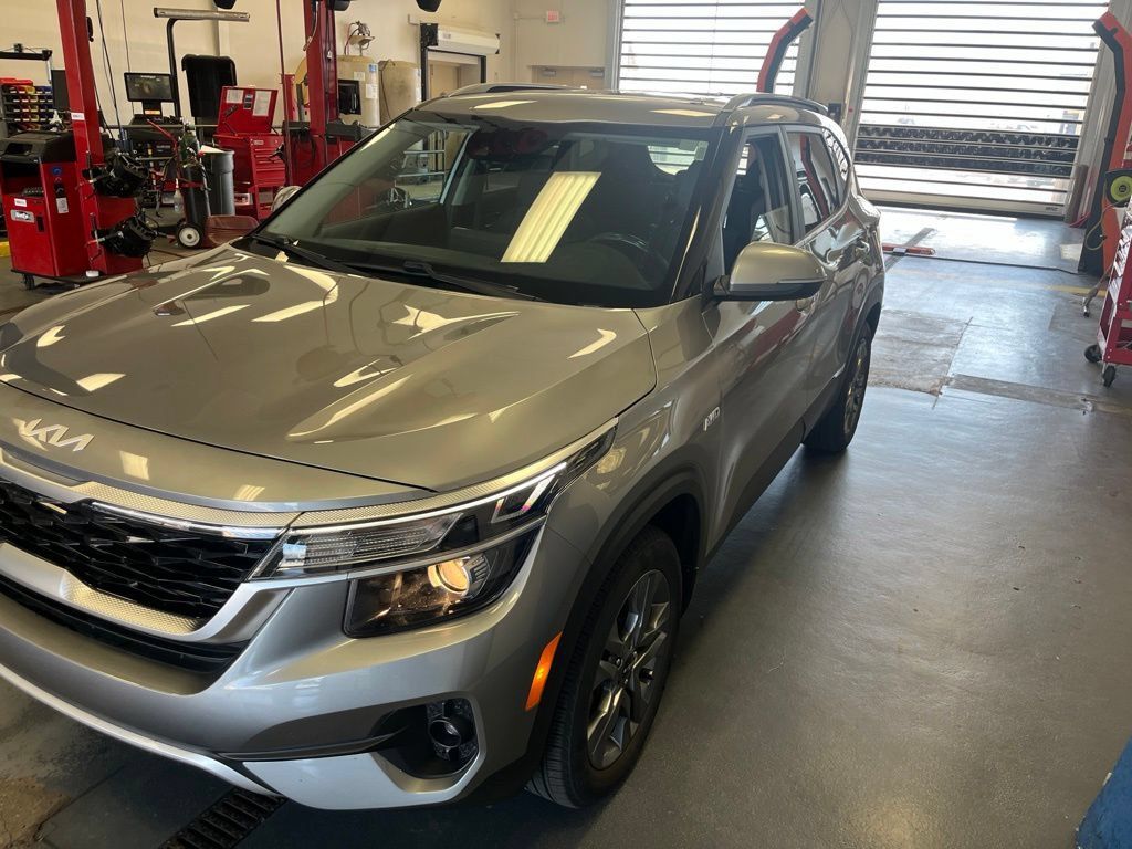 Used 2023 Kia Seltos S AWD/4WD image 2