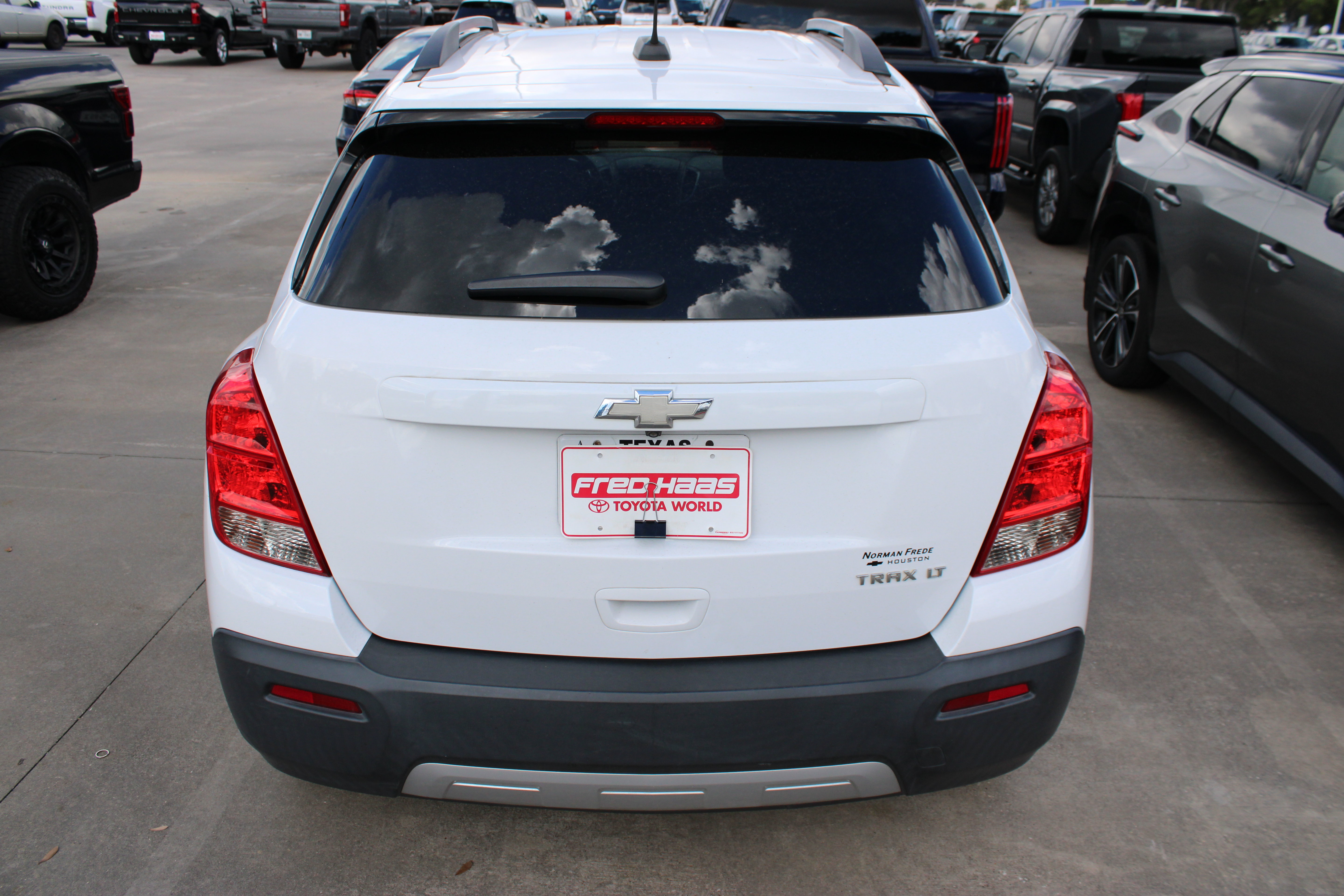 Used 2016 Chevrolet Trax LT w/ LT Sun and Sound Package FWD image 8