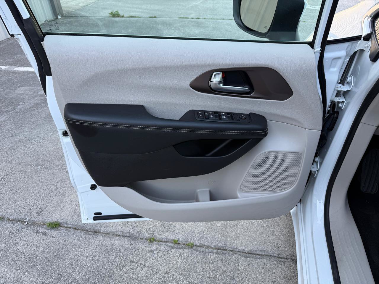 Used 2022 Chrysler Voyager LX FWD image 21