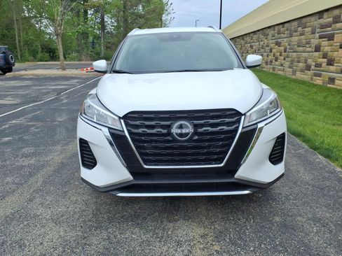 Used 2023 Nissan Kicks SV FWD image 3