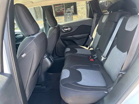 Used 2016 Jeep Cherokee Sport FWD image 32