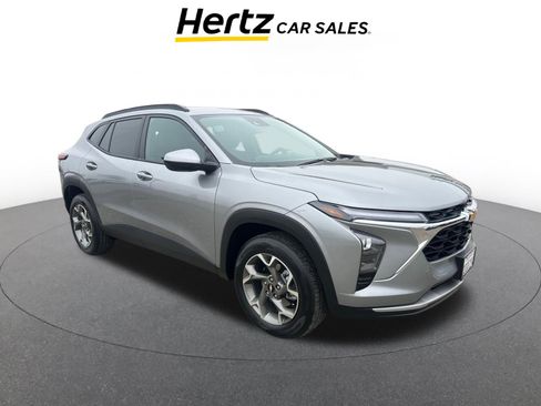 Used 2025 Chevrolet Trax LT image 1