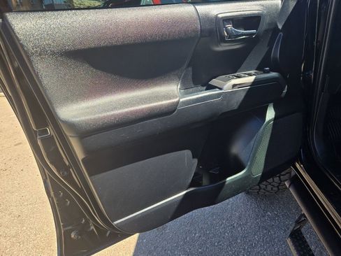 Used 2018 Toyota Tacoma TRD Sport w/ Technology Package image 14