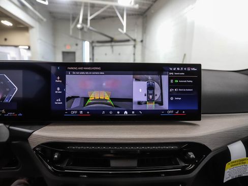 Used 2025 BMW 330i xDrive Sedan w/ Premium Package image 15