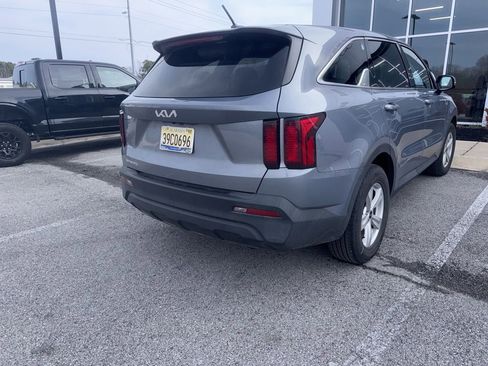 Used 2023 Kia Sorento LX image 3