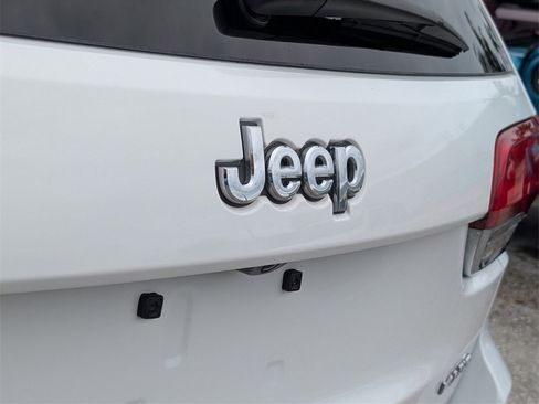 Used 2019 Jeep Grand Cherokee Laredo image 14