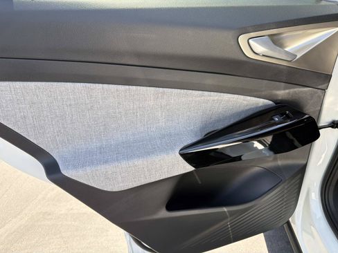 Certified 2025 Volkswagen ID.4 Pro AWD/4WD image 9