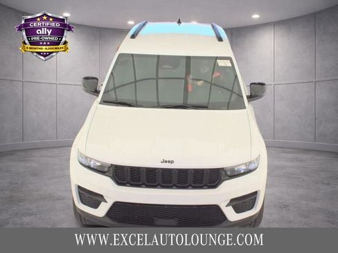 Used 2025 Jeep Grand Cherokee Altitude AWD/4WD image 11