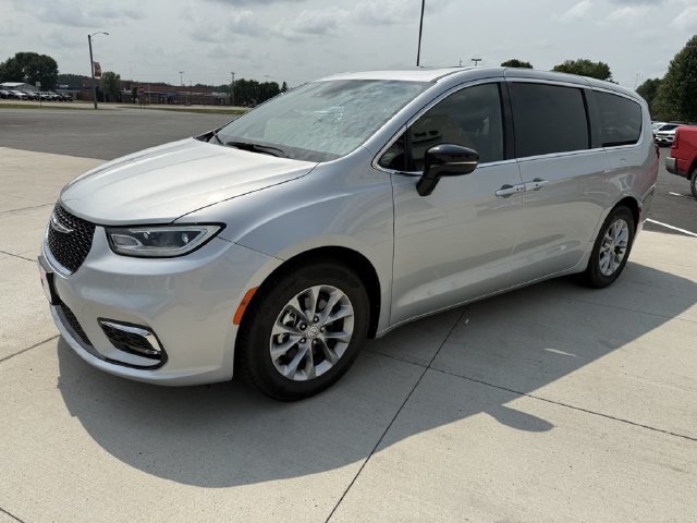 Used 2026 Chrysler Pacifica Limited FWD image 4