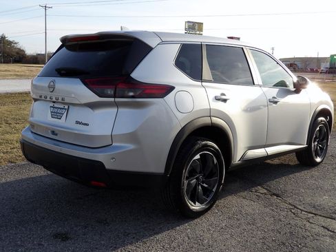 Used 2024 Nissan Rogue SV image 15