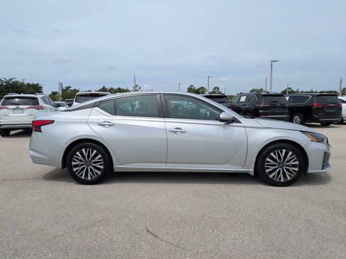 Used 2023 Nissan Altima 2.5 SV w/ SV Premium Package FWD image 4