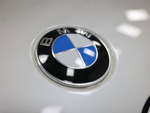 Used 2025 BMW 330i xDrive Sedan w/ Premium Package AWD/4WD image 4