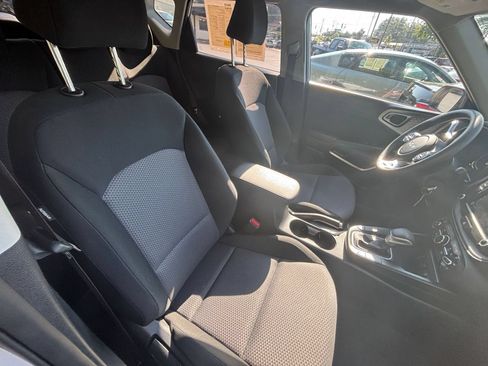 Used 2025 Kia Soul LX w/ LX Technology Package FWD image 22