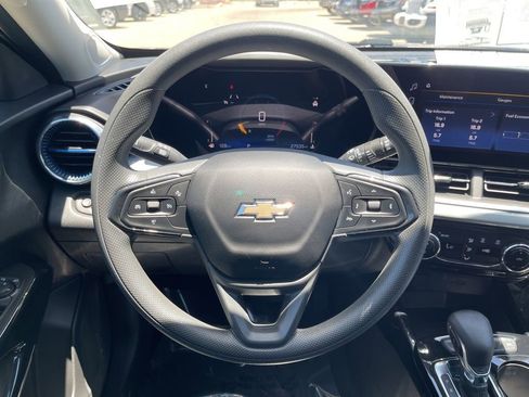 Used 2025 Chevrolet Trax LT FWD image 15