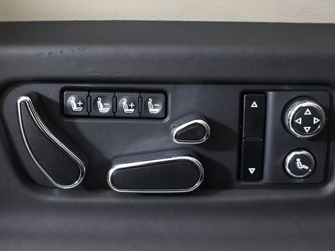 Used 2020 Bentley Bentayga Plug-In Hybrid AWD/4WD image 41