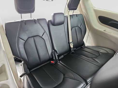 Used 2024 Chrysler Pacifica Limited FWD image 14