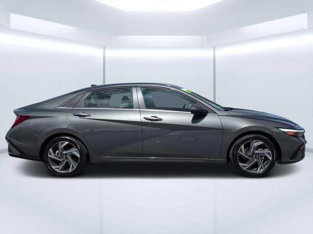 Used 2025 Hyundai Elantra SEL FWD image 2